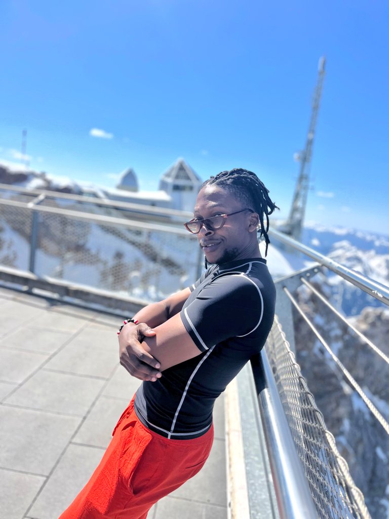 Muzingaye_Thaka's tweet photo. On Top of Germany 🇩🇪 😎 
#Zugspitze https://t.co/7PvvQcvAP4