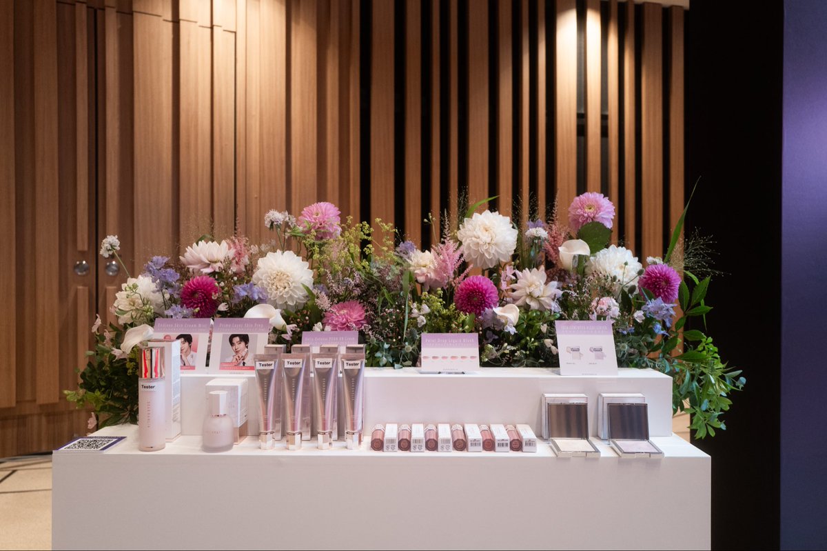 deardahlia_jp's tweet photo. 6/16(火)、DEAR DAHLIA ファンサイン会および@ cosme TOKYO POP-UPが無事に終了いたしました💜 

ご来場・ご応募いただいた皆さま、誠にありがとうございました。 

ファンサイン会当日は、所属事務所様のご厚意により特別にフォトタイムを実施していただきました✨ 
また、フォトタイムで撮影した写真および会場内・会場周辺の写真につきましては、SNSへの掲載許可をいただいております！

 今回ご参加いただけなかった皆さまにもお楽しみいただけるよう、今後もさまざまな企画をご用意してまいりますので、ぜひ楽しみにお待ちください🥰 

これからもDEAR DAHLIA、そしてアンヒョソプさんへの温かいご声援をよろしくお願いいたします🌸

#안효섭 #アンヒョソプ #サイン会 #アットコスメ #ポップアップ #韓国コスメ #血色メイク #チーク #ツヤ肌 #キラキラ #ディアダリア #qoo10 #dd #deardahlia