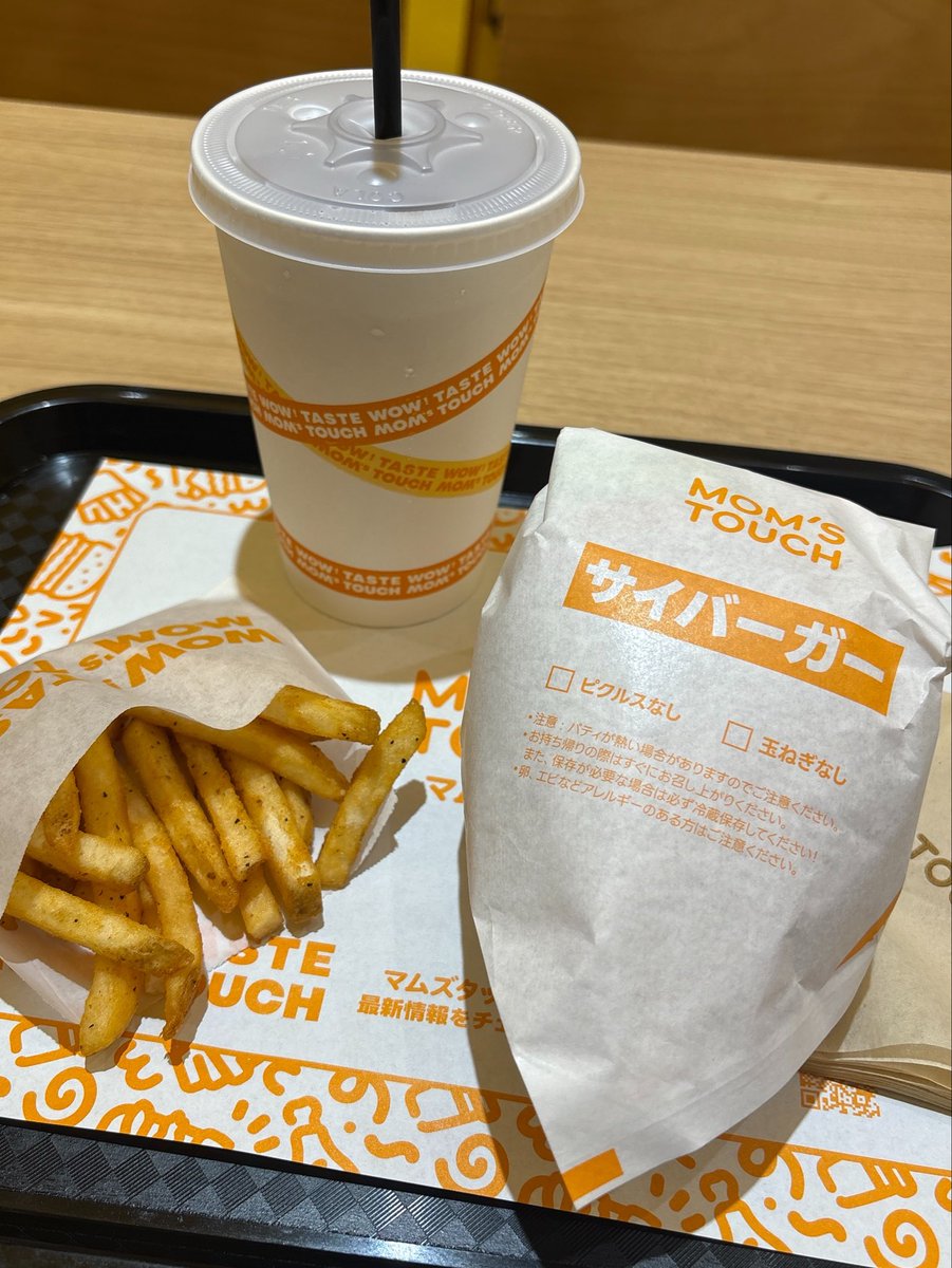 Umana66's tweet photo. 田舎のネズミが知らないバーガー屋で飯を食うなど https://t.co/tbMTrpOK1T