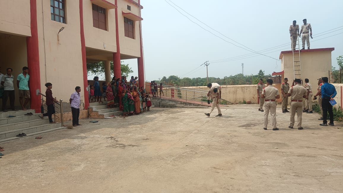 Distemg_bgh's tweet photo. Disaster Management Exercise 2026 held on dt.19.06.2026 at Gondturum MFS of Bheden and Antaradi and Ganthiapali MFS of Ambabhona Block of Bargarh District with support of local fire team.
@SRC_Odisha 
@osdmaodisha 
@Rdcsambalpur 
@DMBargarh https://t.co/Uwu5xV7RjY