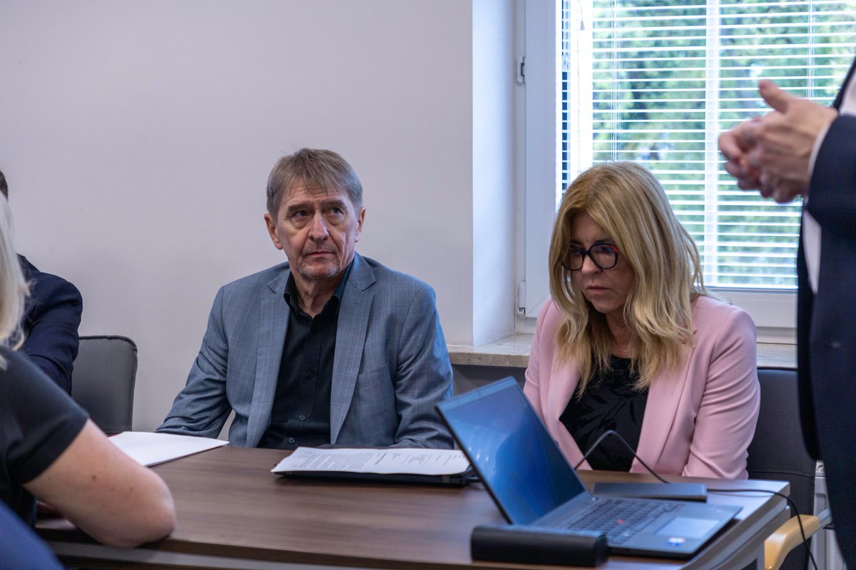 KAS_GOV_PL's tweet photo. Podsekretarz Stanu Zastępca Szefa KAS Zbigniew Stawicki, spotkał się w @KAS_Bialystok z dyrektorami izb administracji skarbowej odpowiedzialnymi m. in za piony kontroli.

Podczas spotkania omówiono bieżące działania kontrolne oraz postępowania prowadzone w ramach pakietu CPN. Rozmowy koncentrowały się na skuteczności prowadzonych działań, wymianie doświadczeń oraz dalszej koordynacji zadań realizowanych przez KAS.

W spotkaniu uczestniczyła również Beata Oleśkiewicz Dyrektor Departamentu Nadzoru nad Kontrolami.