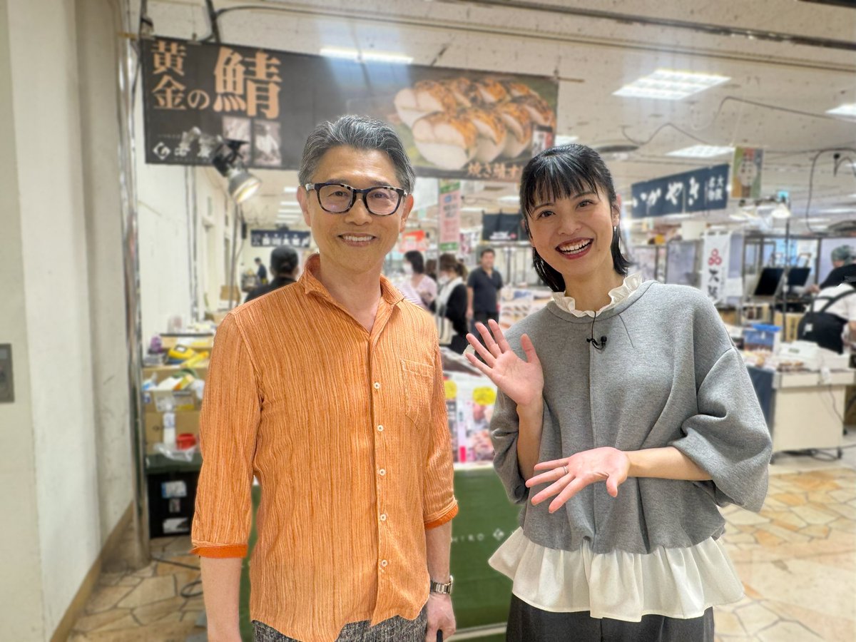 nagai_makimaki's tweet photo. うすい百貨店にて開催中の「全国グルメフェス」🍽️
中継をしていたところ…
まさかまさかの偶然お買い物にいらしていたレジェンド菅佐原さんがご登場！
驚きすぎてしまいましたが、嬉しい偶然でした🫶
いつお会いしてもスターオーラがものすごい菅佐原さんです🌟🌟🌟 https://t.co/8vfCJK2Ipe