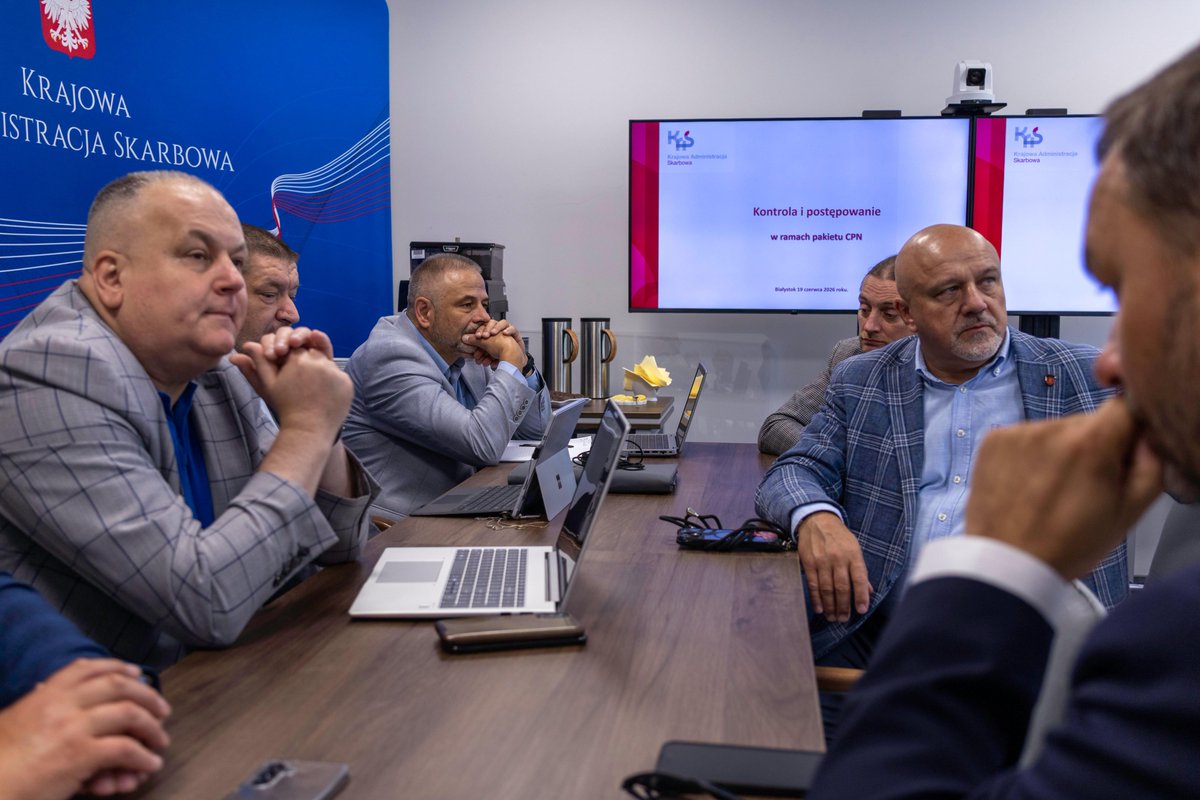 KAS_GOV_PL's tweet photo. Podsekretarz Stanu Zastępca Szefa KAS Zbigniew Stawicki, spotkał się w @KAS_Bialystok z dyrektorami izb administracji skarbowej odpowiedzialnymi m. in za piony kontroli.

Podczas spotkania omówiono bieżące działania kontrolne oraz postępowania prowadzone w ramach pakietu CPN. Rozmowy koncentrowały się na skuteczności prowadzonych działań, wymianie doświadczeń oraz dalszej koordynacji zadań realizowanych przez KAS.

W spotkaniu uczestniczyła również Beata Oleśkiewicz Dyrektor Departamentu Nadzoru nad Kontrolami.
