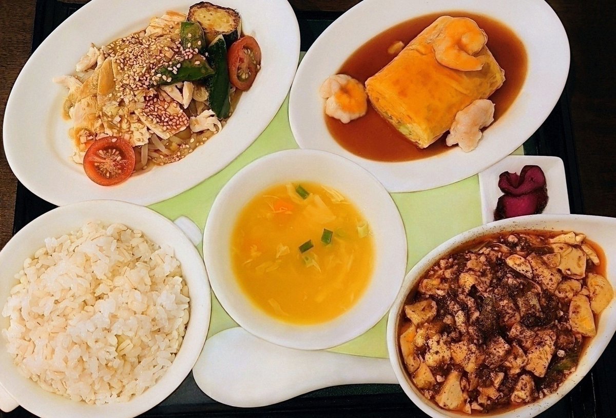 ashoka778's tweet photo. 大阪市福島にある中国菜feveさんでのセレクトランチ。内容はしっとり蒸し鶏棒々鶏、小海老と卵の炒め甘酢ソース、麻婆豆腐、中華スープ、香物、もち麦白ご飯。棒々鶏はしっとり柔らか蒸し鶏に濃厚な胡麻ソースでとても美味しかったです！ https://t.co/YdztWMvbAm