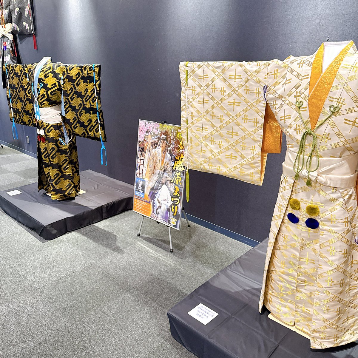 kiyohira0629's tweet photo. 正解なり✨
ちなみにこの後展示場所を移動したので、現在は髙塚義経と尾崎義経は隣同士になったなり👏ということで、2人に挟まれながら撮影できるなり🩵👀🧡 https://t.co/6zONY2Tg85