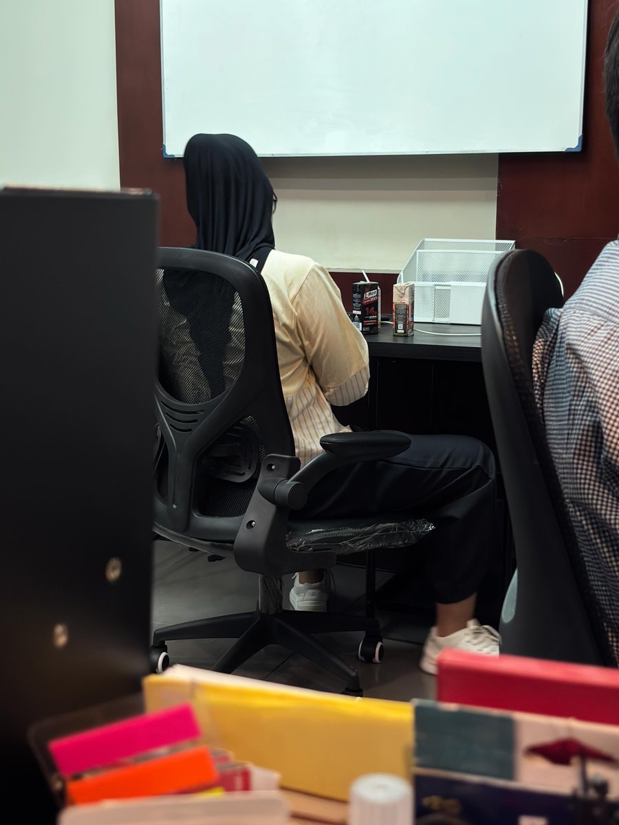 atokdalangs4's tweet photo. inilah kenapa gue jadi pemilih banget, apalagi soal TEMAN. Jujur 1 kata itu PADA KENYATAANNYA sangat-amat-teramat PENTING sekaligus MENGERIKAN (kalau sampai salah pilih)
contoh temen gue satu ini (di foto)
gak keliatan kan??!

padahal bisa dikatakan keluarganya termasuk 'old money'. ortunya punya beberapa pabrik besar, juga beberapa perusahaan. Bahkan temen gue sendiri, sebelum sampai kantor gue, dia baru selesai urus perijinan untuk perusahaan barunya yang lain.

TAPI poin yang menakjubkan di sini: temen gue satu ini pembawaannya sangat santai, rame, heboh, hangat, baik BANGET, dan selama kita berteman TIDAK PERNAH SEKALIPUN ada kata2 'meninggi' yang keluar dari mulutnya. gak pernah bahas harta, pencapaian, you name it!

tatapan atau sampai keluar verbal 'merendahkan' pun TIDAK PERNAH.
Padahal 'umumnya' orang-orang 'sepertinya', akan melakukan apa yang dianggap 'wajar' kaumnya.

Dan semenjak kami berteman, gue jadi banyak belajar. Bagaimana untuk KEEP IT LOW! berbanggalah secukupnya. jangan malas! jangan ngeluh! kalau gagal coba lagi!, gagal coba lagi!. perbanyak pengetahuan. dan jangan pernah merendahkan siapapun; karena kita tidak tau apa yang dihadapi atau bagaimana latar belakang kehidupannya.

Jadi jangan cuma asal berteman. tapi lihat 'value' mereka. seperti masakan; kalau bumbu yang dimasukan tepat, masakan itu pasti enak.
udh itu aja.
hv a great night!

cc:threadsarahp_1111