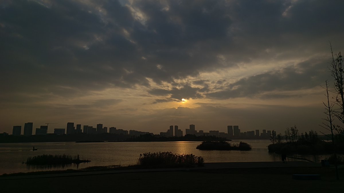 RoxiMwahx's tweet photo. [Join our photography club’s sunset shoot this Saturday at West Lake! Snap golden hours with fellow enthusiasts—beginners welcome! ]， https://t.co/QSKEeygxjf