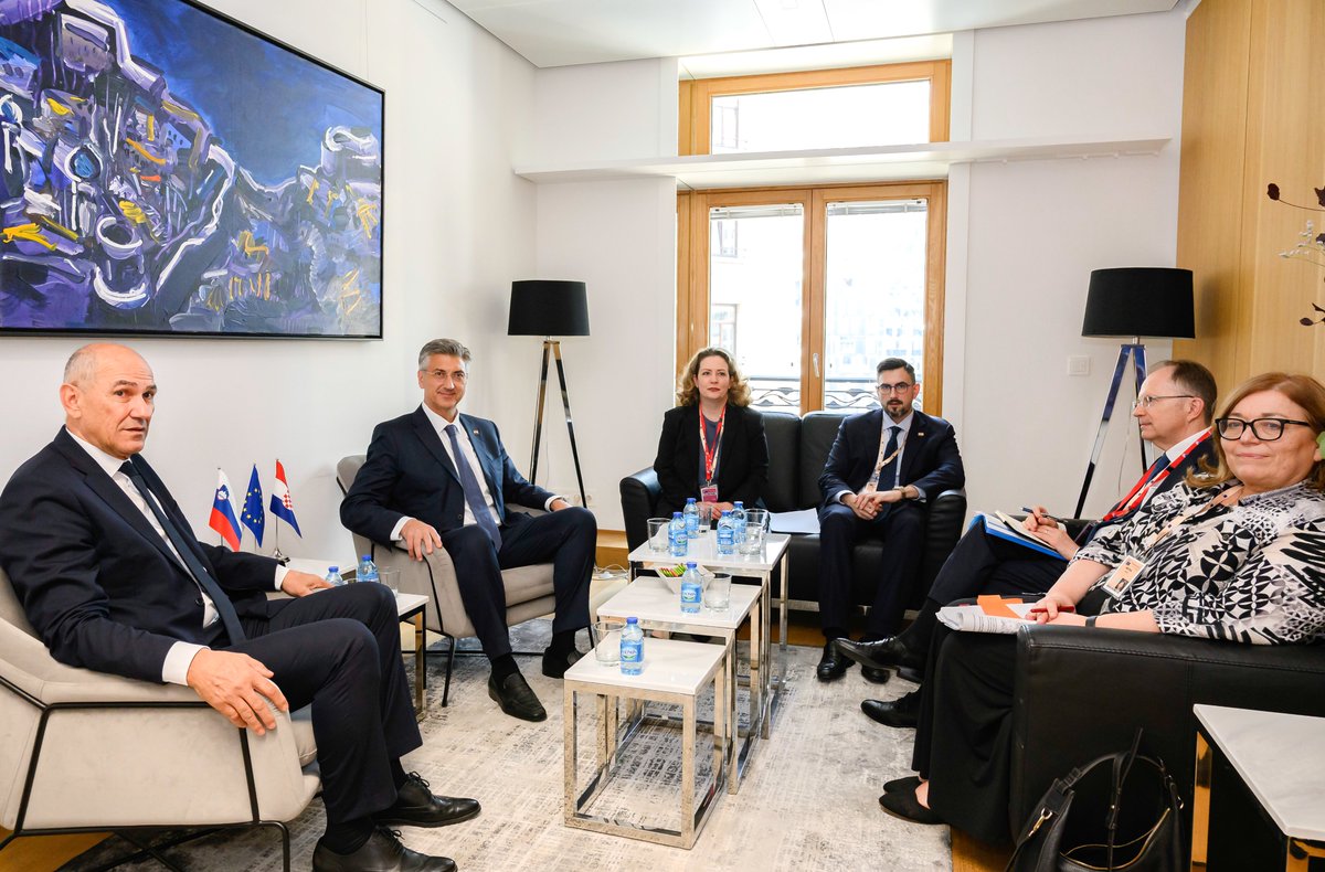 AndrejPlenkovic's tweet photo. Tijekom @EUCouncil razgovarao sam s novim slovenskim premijerom @JJansaSDS. Usmjereni smo na daljnje jačanje političke i gospodarske suradnje Hrvatske i Slovenije, a dogovorili smo i skori bilateralni susret. 🇭🇷🇸🇮🇪🇺 https://t.co/8byjPZ6l8W