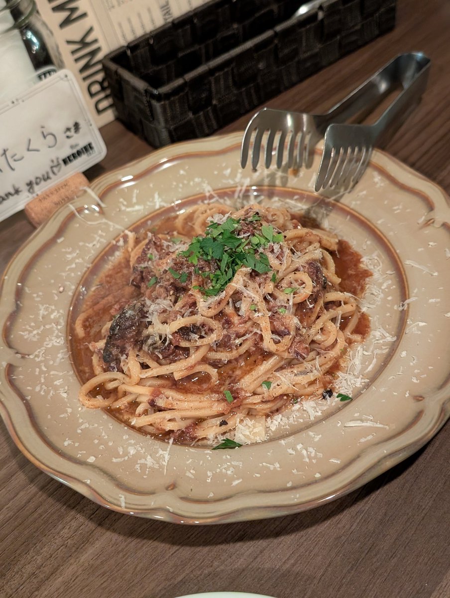 sleep_spoon_nor's tweet photo. 最近オープンしたお店に友達と行ってきました！
しらすの山盛り具合に驚かされたけど、パスタ（特にボロネーゼ）めっちゃ美味しい…
これよりオススメの「ハンバーグを崩した大人のミートパスタ」の期待値が爆上がりしました😇

カウンターのコルク人形かわいかった〜🥰 https://t.co/TEIMU1RFh5