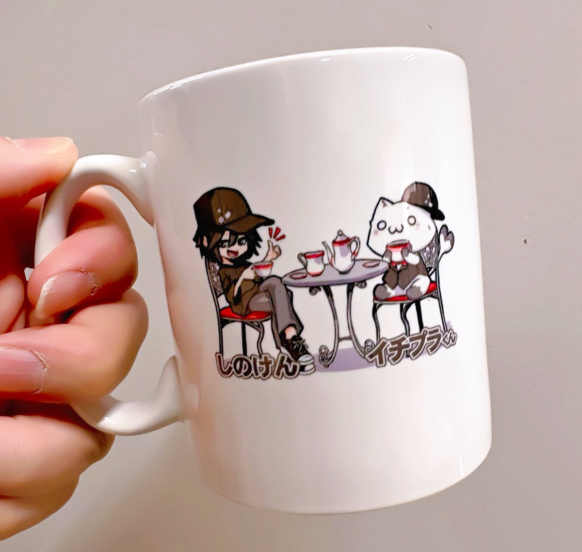 shino_cafe777's tweet photo. ちなみにガチプラくんグッズ第一弾は"マグカップ"☕️

イチプラくんとしのけんがカフェテラスで優雅なひと時を過ごしているイラストと、裏面にタイトルロゴを配置✨

このマグカップで飲むカフェオレはさらに美味しくなること間違いなし！笑

#ガチプラくん https://t.co/pvxZFc789q