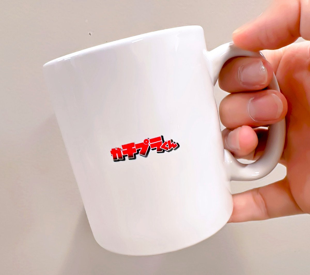 shino_cafe777's tweet photo. ちなみにガチプラくんグッズ第一弾は"マグカップ"☕️

イチプラくんとしのけんがカフェテラスで優雅なひと時を過ごしているイラストと、裏面にタイトルロゴを配置✨

このマグカップで飲むカフェオレはさらに美味しくなること間違いなし！笑

#ガチプラくん https://t.co/pvxZFc789q