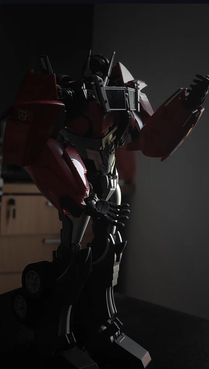 _CloudyDraws_'s tweet photo. My blokees tfp optimus came and omg look how detailed he isssss😫🥹❤️ (the size comparison to atc prime is wilddd https://t.co/NdNHUGHIm9