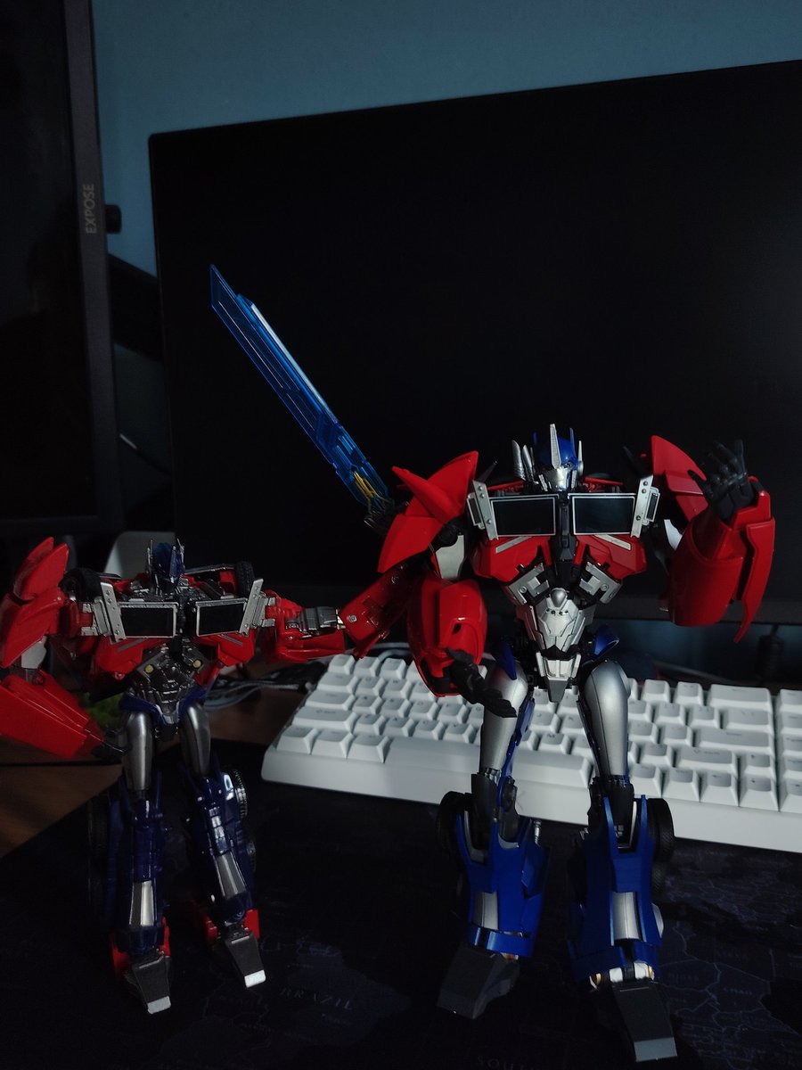 _CloudyDraws_'s tweet photo. My blokees tfp optimus came and omg look how detailed he isssss😫🥹❤️ (the size comparison to atc prime is wilddd https://t.co/NdNHUGHIm9