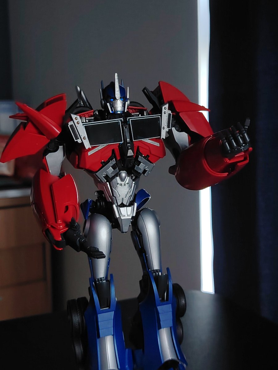 _CloudyDraws_'s tweet photo. My blokees tfp optimus came and omg look how detailed he isssss😫🥹❤️ (the size comparison to atc prime is wilddd https://t.co/NdNHUGHIm9