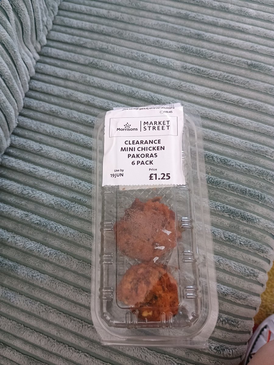 MrsCaress1982's tweet photo. Ah man was really looking forward to my @Morrisons chicken pakora, shame the packaging is wrong and what's inside is vegetable 🤦🏻‍♀️ https://t.co/UiCOpZYQyF