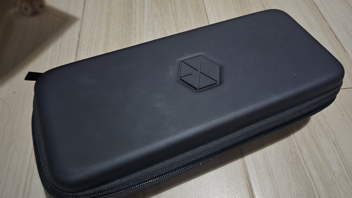 shinyuuchansoo's tweet photo. Wts EXO Lightstick hard case ph

400php - payo preferred
Includes strap and stickers

Lightstick not included https://t.co/CgyQVv7vnY