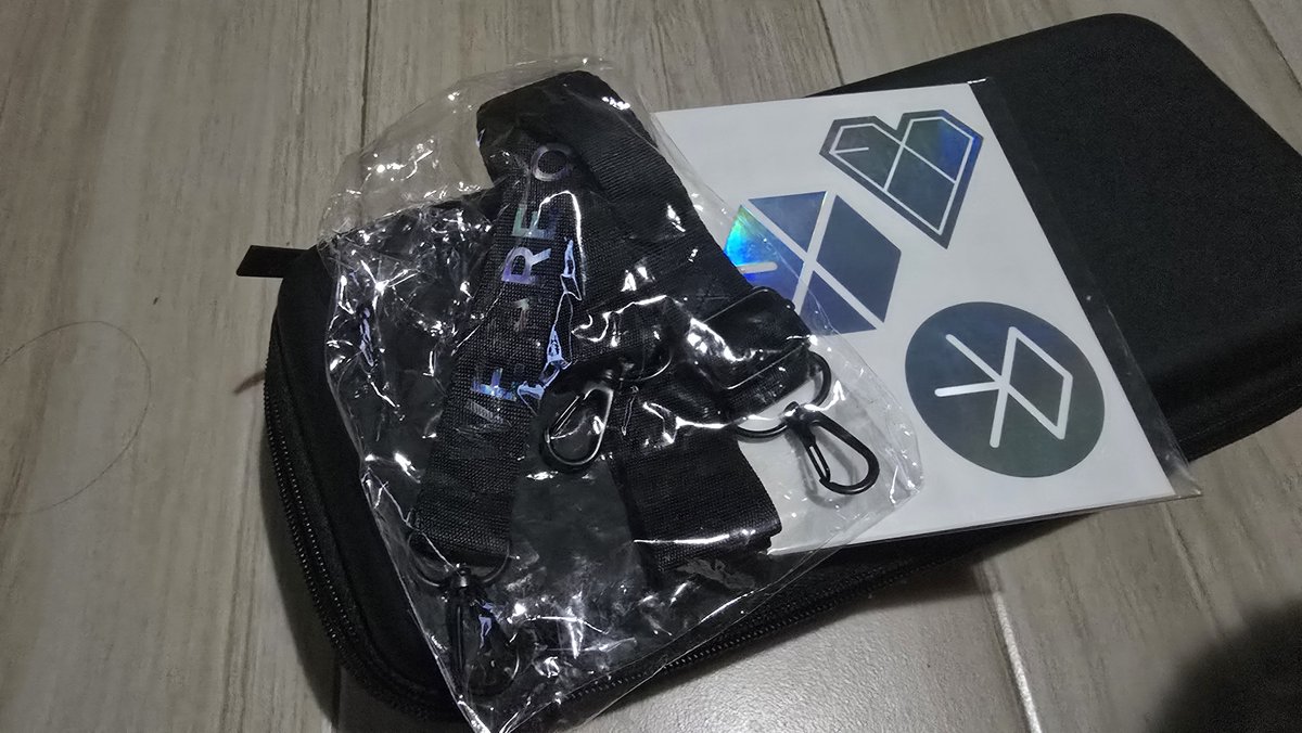 shinyuuchansoo's tweet photo. Wts EXO Lightstick hard case ph

400php - payo preferred
Includes strap and stickers

Lightstick not included https://t.co/CgyQVv7vnY