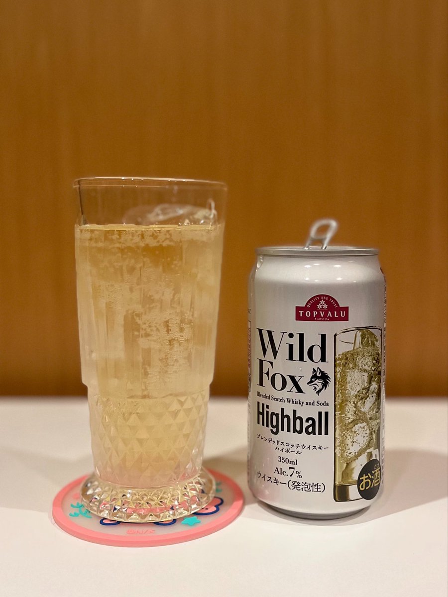 88citrus's tweet photo. 今日はイオントップバリュのブレンデッドスコッチウイスキー『Wild Fox』の缶ハイボールです。ボトルを買う勇気は無くても、これなら気軽に手を出せます。

原材料はモルト、グレーン、炭酸と好印象。
スコッチウイスキー独特の臭みがほのかにあるけど、炭酸が弱く少し薄く感じる。7%なので飲みやすいけど面白みがない。ボトル買いした方がコスパ良く楽しめるかも？缶ハイボールとして出すなら値段据え置きで9%にして欲しい。質は思ったほど悪くないけど値段相応という印象。