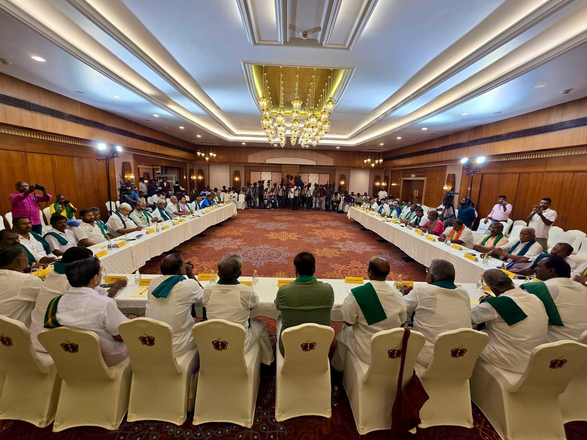 draramadoss's tweet photo. தமிழ்நாடு உழவர் பேரியக்கம் சார்பில், "மேகதாது அணை மற்றும் பயிர்க்கடன் தள்ளுபடி" உள்ளிட்ட விவசாயிகளின் பிரச்சனைகள் குறித்து சென்னையில் நடைபெற்ற அனைத்து விவசாய சங்கங்களின் தலைவர்கள் கலந்து கொண்ட ஆலோசனைக் கூட்டத்தை தலைமையேற்று நடத்திய போது.!

#MekedatuDam #AnbumaniRamadoss #PMK https://t.co/TUJa418xdp