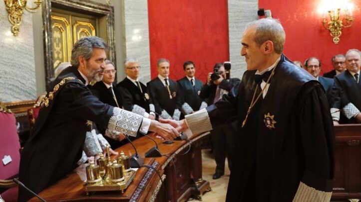 PartidoRepEs's tweet photo. Este es el personaje: El Fiscal Luzón de Anticorrupción, vaya el dato. Es el que pide libertad para Aldama capo mafia de hidrocarburos que embolsó 230M€, que traba investigación a Montoro, que archiva las causas de Ayuso y que ayer pidió quitar pasaporte a ZP e imputar a hijas.. https://t.co/TygQSgS06o