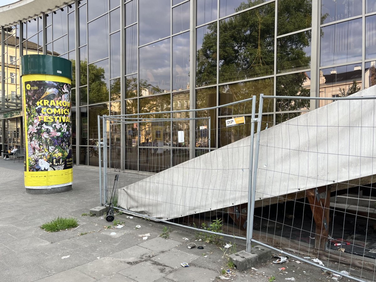 Murator_dom's tweet photo. Jedno z najbardziej zaniedbanych miejsc w centrum Krakowa? Schody między Hotelem Cracovia a Kinem Kijów. Śmieci, ruina i brak gospodarza tuż obok działającego kina.

Czytaj więcej: https://t.co/mm9gOjg7RJ

#Kraków 

📸Julia Dragović https://t.co/HrWffSeel0