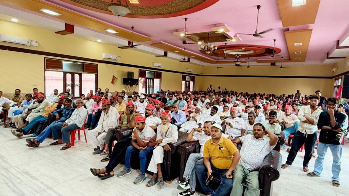 samajwadiparty's tweet photo. समाजवादी पार्टी, उत्तर प्रदेश
19, विक्रमादित्य मार्ग, लखनऊ
     प्रकाशन/प्रसारण हेतु-    दिनांकः19.06.2026
    अमरोहा जनपद में विधानसभा हसनपुर के नगर स्थित कमाल पैलेस में समाजवादी पार्टी के राष्ट्रीय अध्यक्ष श्री अखिलेश यादव जी के नेतृत्व में विशाल कार्यकर्ता सम्मेलन का आयोजन किया गया, जिसमें मुख्य अतिथि के रूप में सहभागिता करने का सौभाग्य प्राप्त हुआ। कार्यक्रम की अध्यक्षता सम्मानित समाजवादी पार्टी पूर्व नगर अध्यक्ष श्री बाबू कुरैशी ने की।
    सम्मेलन में समाजवादी पार्टी के समर्पित कार्यकर्ताओं ने भारी संख्या में उपस्थित होकर संगठन की मजबूती और एकजुटता का परिचय दिया। कार्यकर्ता सम्मेलन के उपरांत कमाल पैलेस से तहसील परिसर तक पैदल मार्च निकालकर प्रदेश में लगातार बढ़ रही महंगाई, गैस सिलेंडर, पेट्रोल, डीजल बेरोजगारी, खाद एवं यूरिया की बढ़ती कीमतों के विरोध में एसडीएम महोदय को ज्ञापन सौंपा गया।
    समाजवादी पार्टी हमेशा आम जनता की आवाज बनकर उनके हक और अधिकारों की लड़ाई लड़ती रहेगी। 
इस शुभ अवसर पर पूर्व ब्लाक प्रमुख श्रीमती निर्वेश देवी श्री शमशेर मुखिया चंदनपुर वाले, श्री राजकुमार प्रधान, श्री चरन सिंह प्रधान, श्री अजय पाल सिंह यादव प्रधान, भूरे सिंह खड़कवंशी प्रकाश सिंह खड़कवंशी नरेश खड़कवंशी श्री चंद्रपाल खड़कवंशी श्री नंदू सिंह खडकवास की श्री भोजराम सिंह खड़कवंशी पूर्व प्रधान श्री टिंकू गुर्जर, मुनशरीफ सैफी, श्री अंसार प्रधान, श्री इमरान प्रधान, श्री रमेश प्रधान, राष्ट्रीय सदस्य मेहताब चौधरी, श्री राजपाल सिंह चौहान, श्री जाकिर प्रधान, पूर्व प्रधान श्री रईस अहमद श्री दुष्यंत कुमार, प्रधान पति श्री भूप सिंह, श्री अमित कुमार यादव, श्री पप्पू यादव, पूर्व प्रधान श्री रईस अहमद, श्री अल्ताफ सैफी, श्री कामिल सैफी, श्री राहुल सैफी, डॉक्टर रहीम सैफी, डॉक्टर रिहान चौधरी, शारिक अंसारी, श्री अजमान, श्रीमती रूबी कौशल सपा नेता, श्री अमित गुर्जर, डॉक्टर नाजिम अलवी, चौधरी इंशाल्लाह, जाकिर चौधरी, श्री इकबाल सैफी, कविंद्र गुर्जर एवं समस्त समाजवादी पार्टी के कार्यकर्ता उपस्थित रहे।             
            (राजेन्द्र चौधरी)
             मुख्य प्रवक्ता