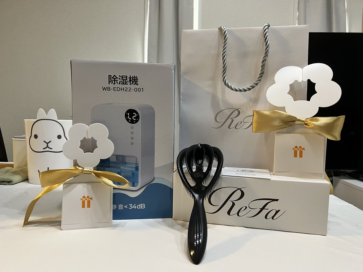 a1a1Phone's tweet photo. 麗奈ちゃぁぁぁん！
誕生日プレゼントありがとう😭✨
届いたよぉぉぉ！🎁⋆*

除湿機早速寝室に置いたら水分溜まってたすげぇ！

ReFaのブラシも早速化粧終わり髪乾かすのに使った！さらつやぁなので今日は髪上げずにお仕事行ってくる！ドヤァしてくる！

幸せファンタスティックスーパーはっぴー☺️✨ https://t.co/FRYOjXtviu