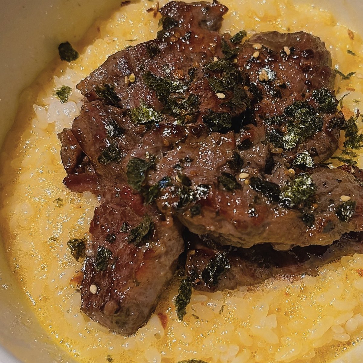 kmampmcm's tweet photo. 時間も時間なので卵かけ肉ご飯death https://t.co/BCrH4pXLlH