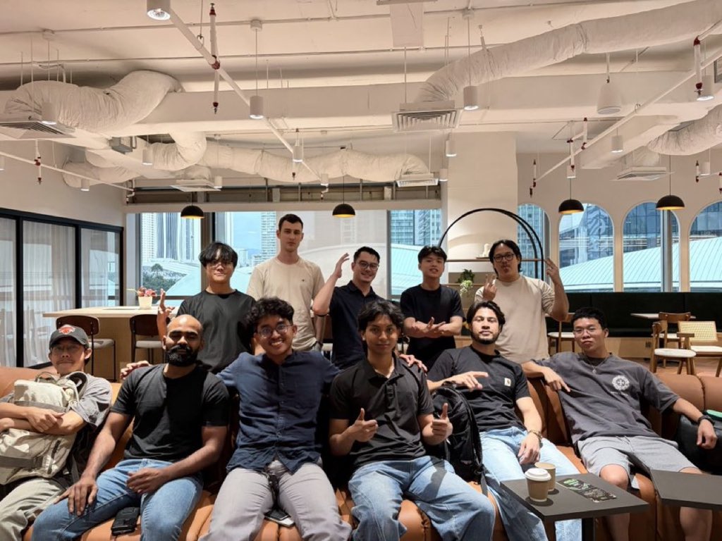 RVAClassic's tweet photo. day 111 of my @ns journey

>back in kuala lumpur
>happy dragon boat festival
>breakfast w/royston + fang
>lunch + dojo w/@jasonchewyl
>visit @500globalvc w/@natfornutt
>dev meet w/@masterofnone at @krackeddevs @terminal3io
>pitched @operatoruplift, got great feedback + validation https://t.co/OO1kCgyqBp
