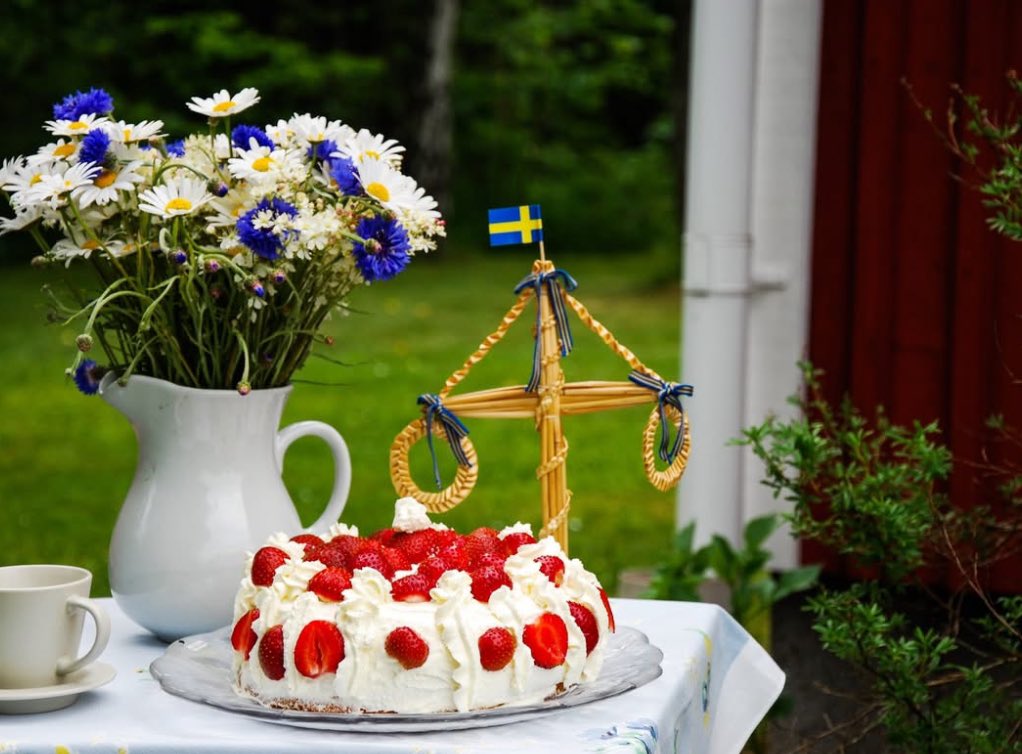 Jenkapet's tweet photo. Glad midsommar till er alla🍓🌸🇸🇪 https://t.co/AEwqnStjCk