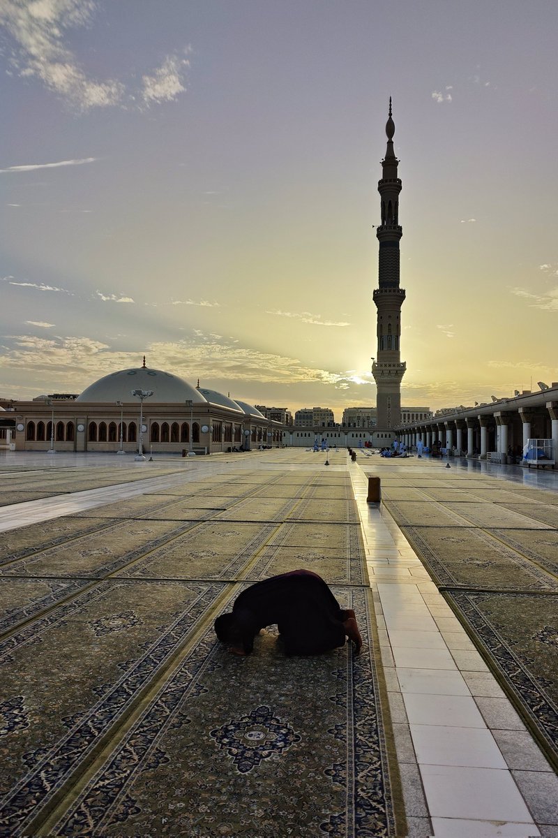raway_alqasid's tweet photo. "وذكَرتُه وسطَ السُّجودِ بِدعوةٍ
 فالحُــبُّ عنديَ دَعوة ودُعــاءُ" https://t.co/cUZEBlq8NJ