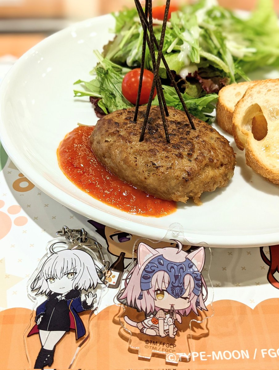lium_11898's tweet photo. 今回ハンバーガーとコーラだけど、数年前のグラカニコラボのときの邪ンヌメニューもハンバーグとコーラだったから、これもう邪ンヌの好物ってことでいいですか？じゃあ今日から私の主食はハンバーグ(orガー)とコーラです https://t.co/9iRj2Dii5n