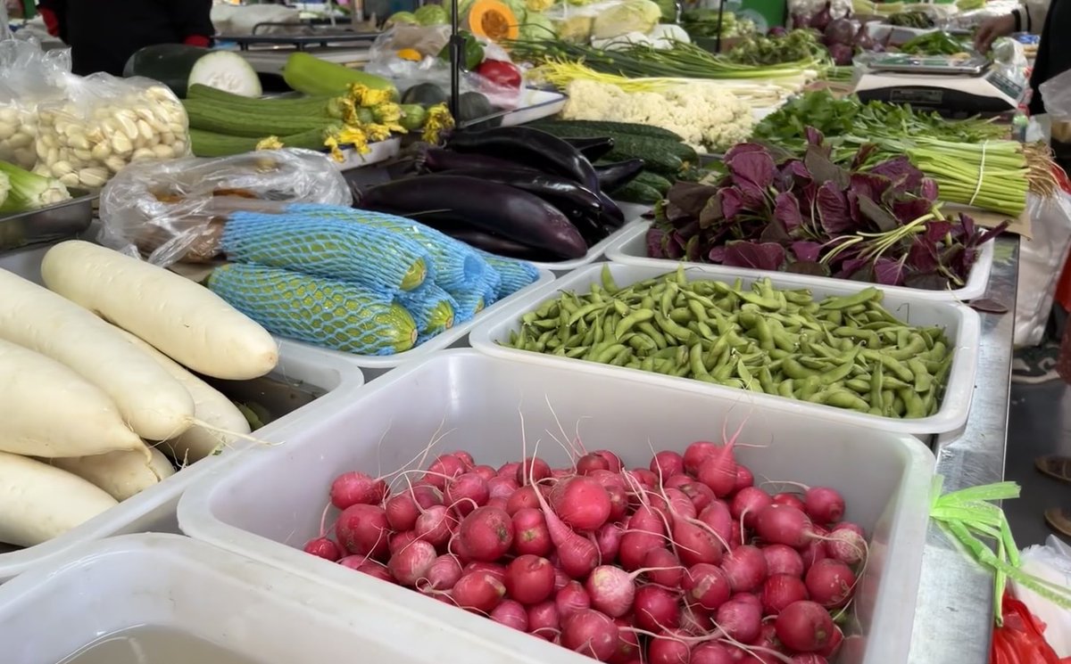 Denis238802875's tweet photo. Fresh local veggies u0026 organic eggs in stock today! Perfect for your weeknight meals. Swing by our farmers' stand before 6 PM to grab your favorites! https://t.co/TS1MXlNb18