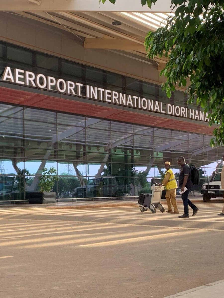 dlaye1's tweet photo. Niger 🇳🇪 : le JNIM, la branche sahélienne d'Al-Qaïda, revendique l'attaque meurtrière contre l'aéroport de Niamey ce jeudi matin. Selon le ministère de la Défense du Niger, 13 personnes dont 11 soldats ont été tué. https://t.co/ESObj9GZJS