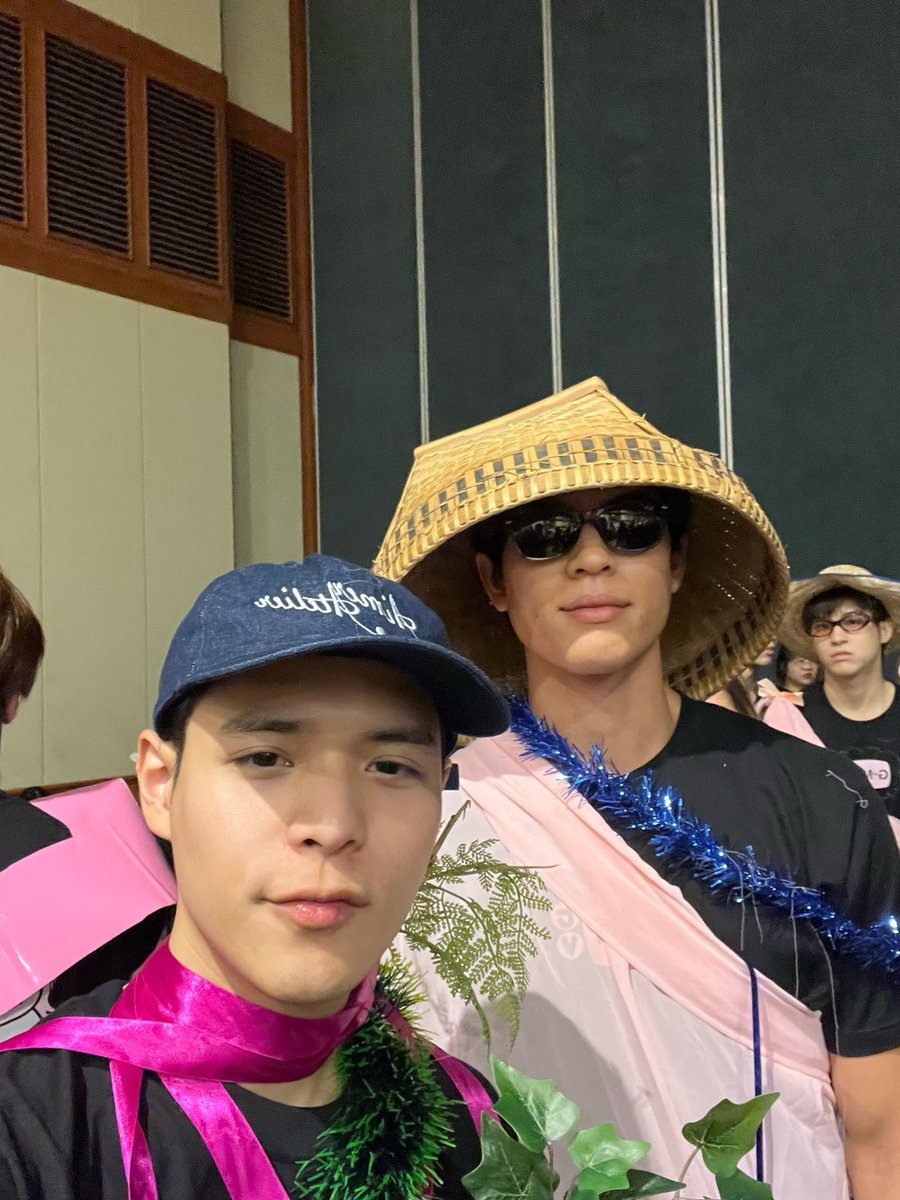 kysca_'s tweet photo. #JossGawin fee tweets au (lokal) 
JG family as keluarga Jawa 

—— Keluarga Pak Jaka

Karnaval

© kysca_ https://t.co/OjCiQPhssh