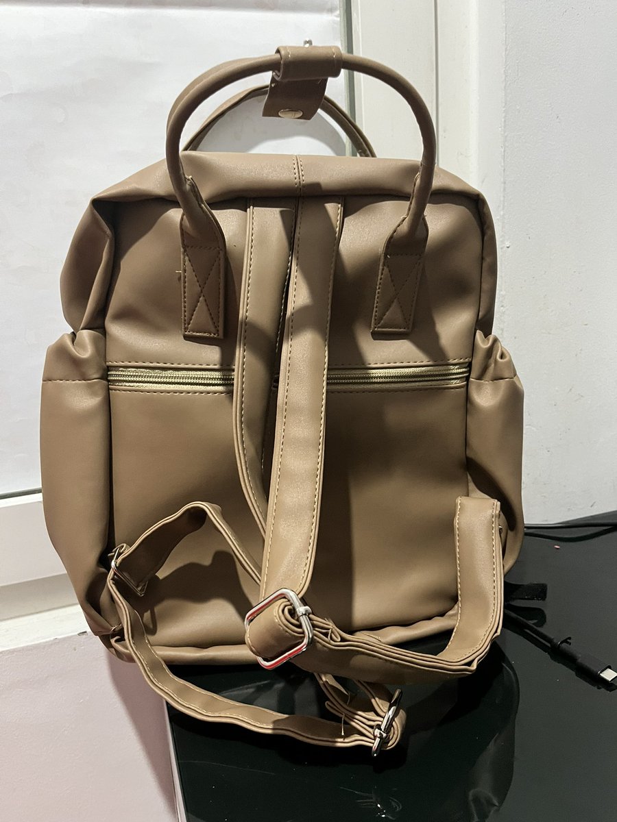 myctho's tweet photo. #wts #wtb tas baru sama sekali belum di pakai masih ada video unboxingnya. dijual karena salah beli ga muat buat laptop 14 inchi aku untuk area jogja bangutapan 135k bisa nego 😭🙏

ukuran tas 31x7x23 cm https://t.co/MTbj98h0qm