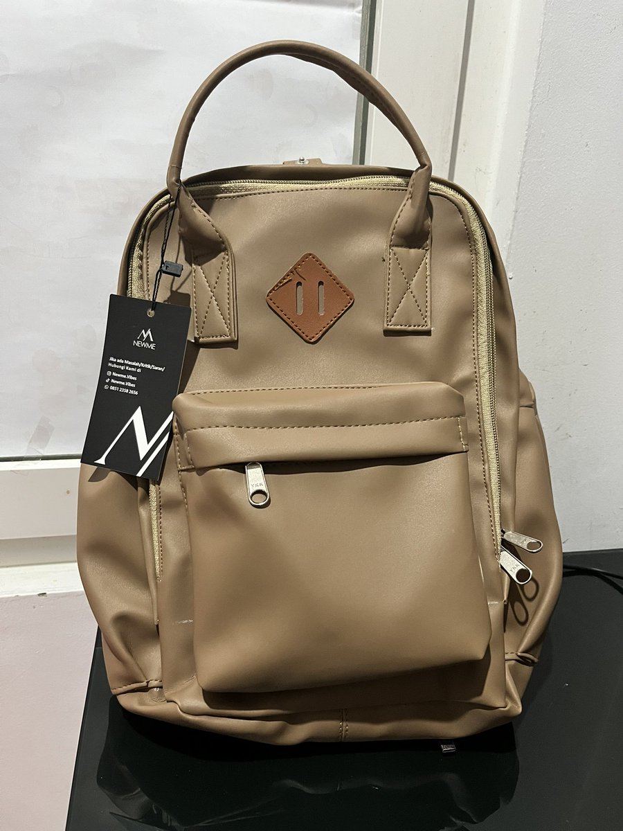 myctho's tweet photo. #wts #wtb tas baru sama sekali belum di pakai masih ada video unboxingnya. dijual karena salah beli ga muat buat laptop 14 inchi aku untuk area jogja bangutapan 135k bisa nego 😭🙏

ukuran tas 31x7x23 cm https://t.co/MTbj98h0qm