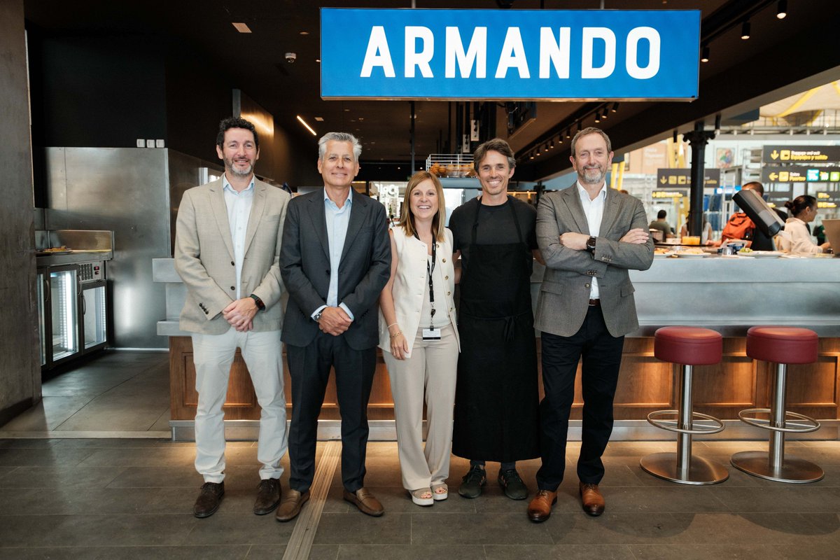 Areas_ES's tweet photo. ✈️ Ayer en la T4 de Barajas vivimos una jornada muy especial mostrando la transformación gastronómica que hemos ido construyendo en los últimos años para reforzar el papel de Barajas como puerta de entrada gastronómica a Madrid.

Junto a periodistas e influencers, recorrimos Taberna La Ancha, La Barra de la Bientirada, Sibarium, StrEAT, Flax&Kale, La Place y Kabuki para mostrar cómo conviven marcas locales, nacionales, internacionales y conceptos propios.

¡Gracias a todos los equipos por hacerlo posible! 💫

@aena, @Grupo_Kabuki, @laplace 

#AreasSpirit #MadridBarajas #T4 #ExperienciaDelViajero #Gastronomía #RestauraciónEnRuta