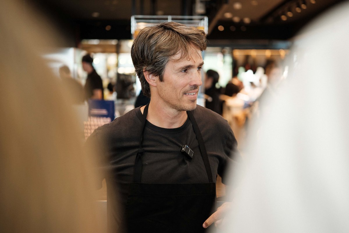 Areas_ES's tweet photo. ✈️ Ayer en la T4 de Barajas vivimos una jornada muy especial mostrando la transformación gastronómica que hemos ido construyendo en los últimos años para reforzar el papel de Barajas como puerta de entrada gastronómica a Madrid.

Junto a periodistas e influencers, recorrimos Taberna La Ancha, La Barra de la Bientirada, Sibarium, StrEAT, Flax&Kale, La Place y Kabuki para mostrar cómo conviven marcas locales, nacionales, internacionales y conceptos propios.

¡Gracias a todos los equipos por hacerlo posible! 💫

@aena, @Grupo_Kabuki, @laplace 

#AreasSpirit #MadridBarajas #T4 #ExperienciaDelViajero #Gastronomía #RestauraciónEnRuta