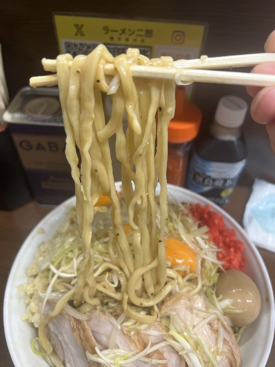 sub467410663150's tweet photo. #67 もやし3本麺4本多かった🤣？
と言う事で疲れた身体にはニンニク注入って事で関内二郎様へ
大豚　ﾈｷﾞ 味玉　4674
YsNmmﾍﾞﾆ
ﾊﾟﾁﾘからのﾁｭﾙﾘﾗ全開いただきます😍
見た目がいつも通り美味い
関内のビジュ👍
後半なんか吸い込み悪くなり😭
しかしめちゃくちゃ美味かった
スタッフ皆様🙇 https://t.co/QBjZmrbr9N