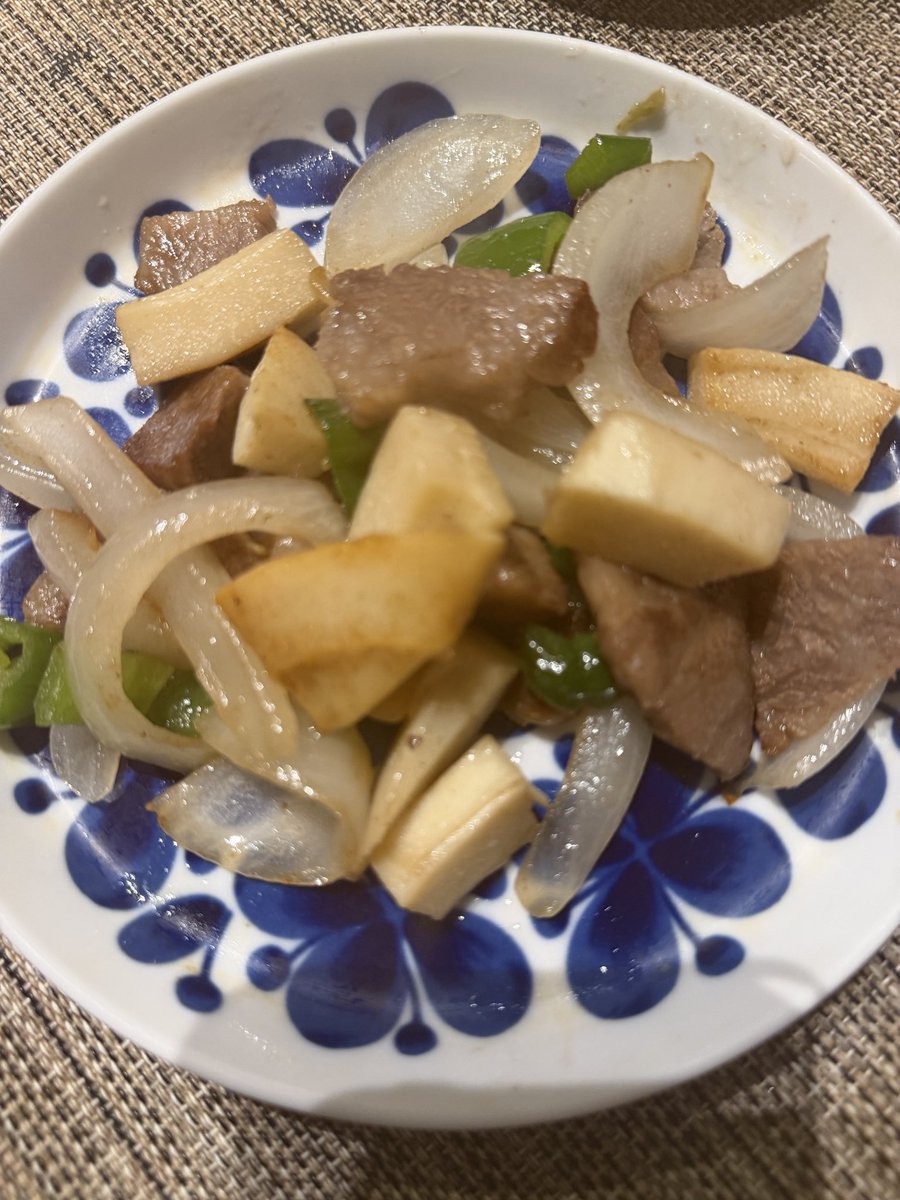 fuuchannext's tweet photo. 晩ごはんは、たけのこと牛肉の炒め物。
4月に塩漬けしておいたたけのこを塩抜きして使った。
牛肉との相性は抜群。
そして何より、塩抜きしたたけこを口にすると、春先に掘りたてを食べたときの、あのシャキッとした食感がよみがえる。
たけのこの保存食としての魅力も伝えたい。 https://t.co/JXZRj0ZMN8