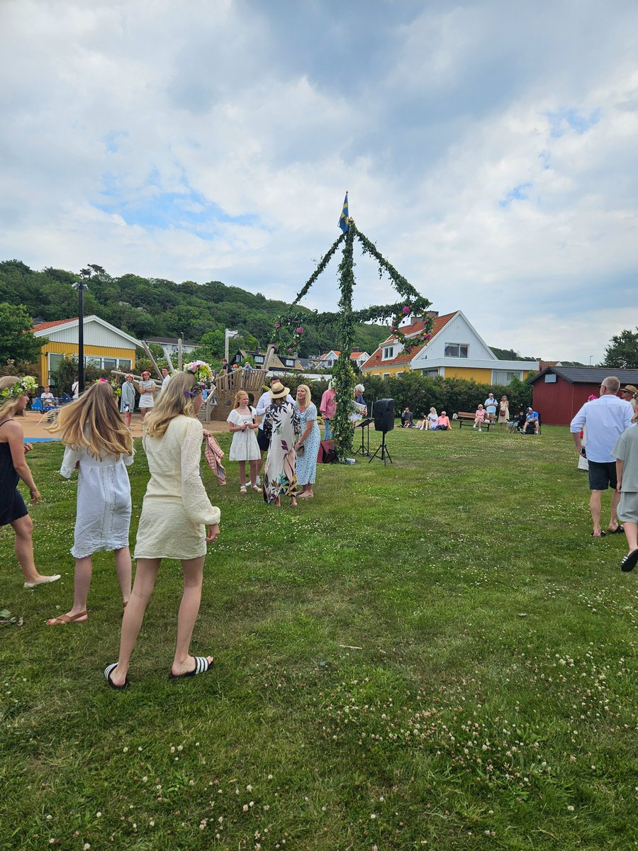 topiryynanen's tweet photo. Glad midsommar  från ett muslimfritt  Mölle https://t.co/Tz4xAdriBm