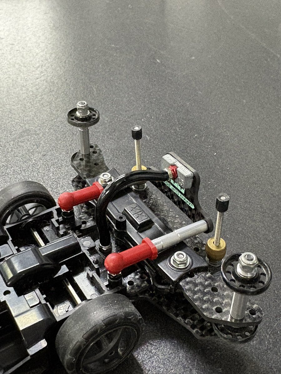zariganiv's tweet photo. モノさんの動画見て自分なりにアレンジしたボールリンクを搭載して走らせてみたらアラ不思議！！
ジャンプ後すんごい前のめりになってめっちゃ入るっ！
動画はボールリンク有無で比較出来るようにしてみたよっ✌️
#ミニ四駆 https://t.co/RZNNen8jy7