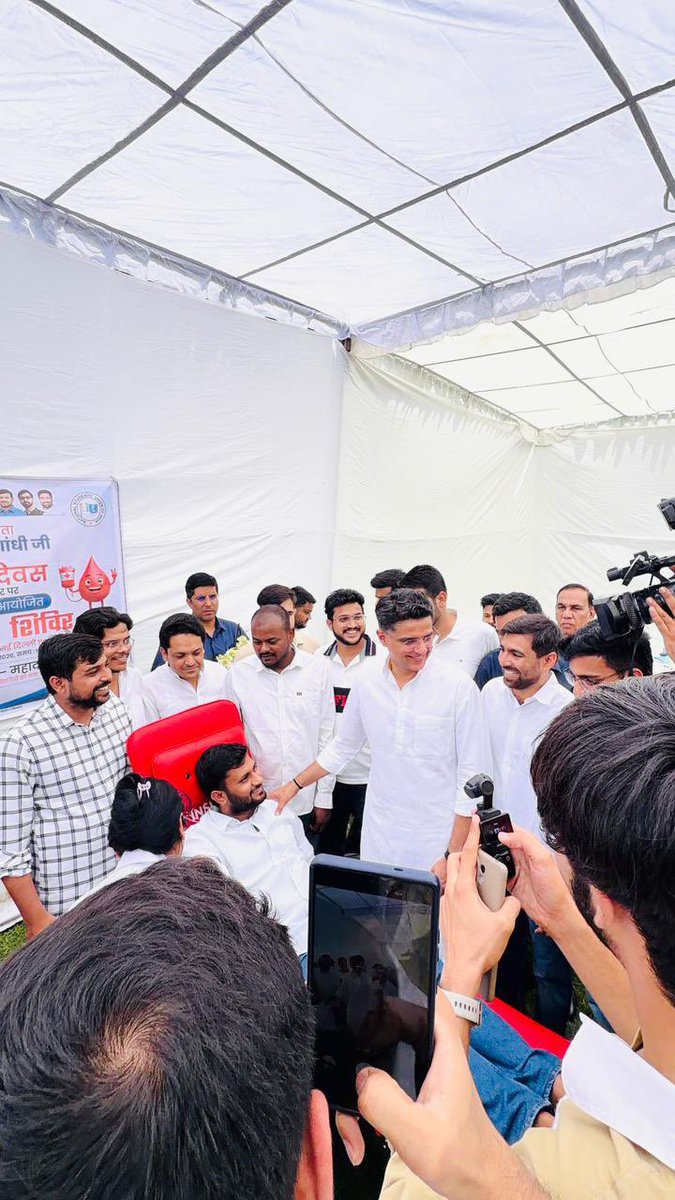 SachinPilot's tweet photo. राहुल गांधी जी के जन्मदिन के अवसर पर NSUI द्वारा आयोजित विशाल रक्तदान शिविर में सम्मिलित होकर सभी रक्तदाताओं का हौसला बढ़ाया।

इस अवसर पर इस शिविर के सफल आयोजन के लिए मैं NSUI के राष्ट्रीय अध्यक्ष @VinodJakharIN जी एवं उनकी पूरी टीम को शुभकामनाएँ देता हूँ।

📍दिल्ली 
@RahulGandhi @nsui