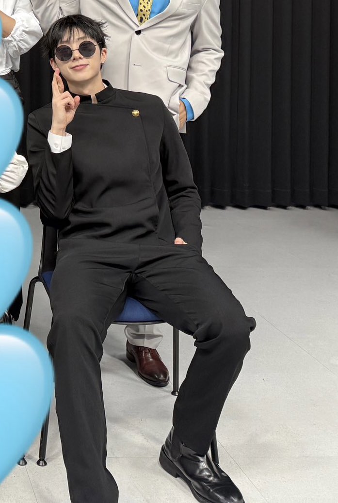 phoenixwright's tweet photo. the relaxed genius posture gojo jiung is too stupidly good https://t.co/Jl3f4B0LyW