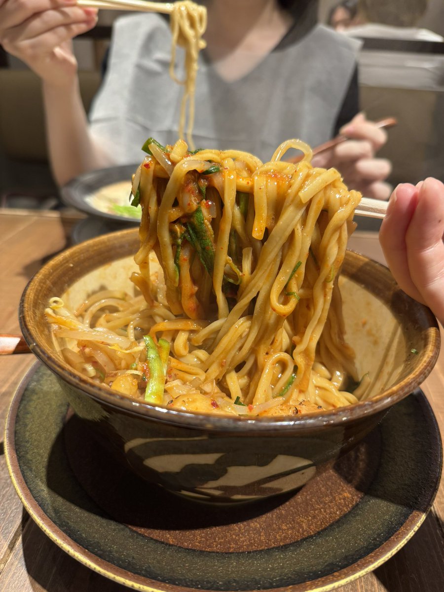 komegaski's tweet photo. 【大阪 西梅田】小麦の麺神
KIITE4階にあるいつ行っても行列のできている大人気なお店は、ぷりっぷりで甘い脂が弾けるホルモンがメインの、ジャンキーすぎるまぜそばが食べられる、並んででも１度は行ってみたいラーメン屋でした。 https://t.co/4LYEykAgTO