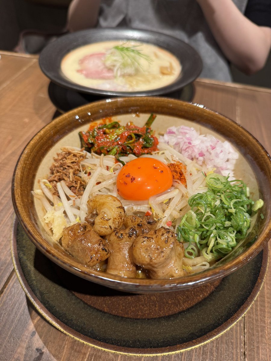 komegaski's tweet photo. 【大阪 西梅田】小麦の麺神
KIITE4階にあるいつ行っても行列のできている大人気なお店は、ぷりっぷりで甘い脂が弾けるホルモンがメインの、ジャンキーすぎるまぜそばが食べられる、並んででも１度は行ってみたいラーメン屋でした。 https://t.co/4LYEykAgTO