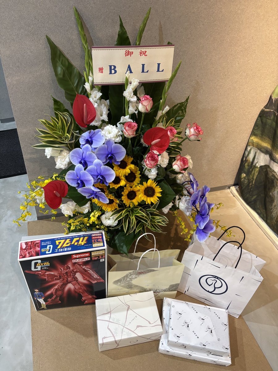 mugenmtg's tweet photo. ＼本日もたくさんお祝いをいただいてます／

BALLさん@BALL_kumamoto から立派なお花をいただきました🌸
同じ熊本で、お互い苦労しながらも頑張っているカードショップ仲間です。

そして上野のCard Potさん@CARD_POT からは、うちの雰囲気にぴったりな木製品をいただきました！

そのほかにもお土産や差し入れなど、たくさんありがとうございます🙇‍♂️

移転準備からオープンまでバタバタしていますが、こうして応援していただけるのは本当にありがたいです🙏✨

明日は12:00開店、13:00〜1回目のプレリスタートですよろしくお願いします！

#MUGEN #MTG #熊本 #移転オープン