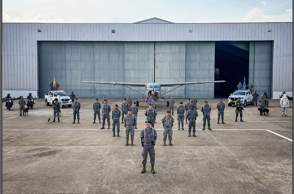 FuerzaAereaCol's tweet photo. Desde el oriente del país, la #FuerzaAeroespacial🇨🇴 dispone de todas sus capacidades aéreas y terrestres para fortalecer la seguridad y acompañar a la población durante el desarrollo de la jornada electoral.
➡️https://t.co/nUQo5ccumm
#SeguridadYDemocracia2026
#GACAS https://t.co/whJH9vcDVM