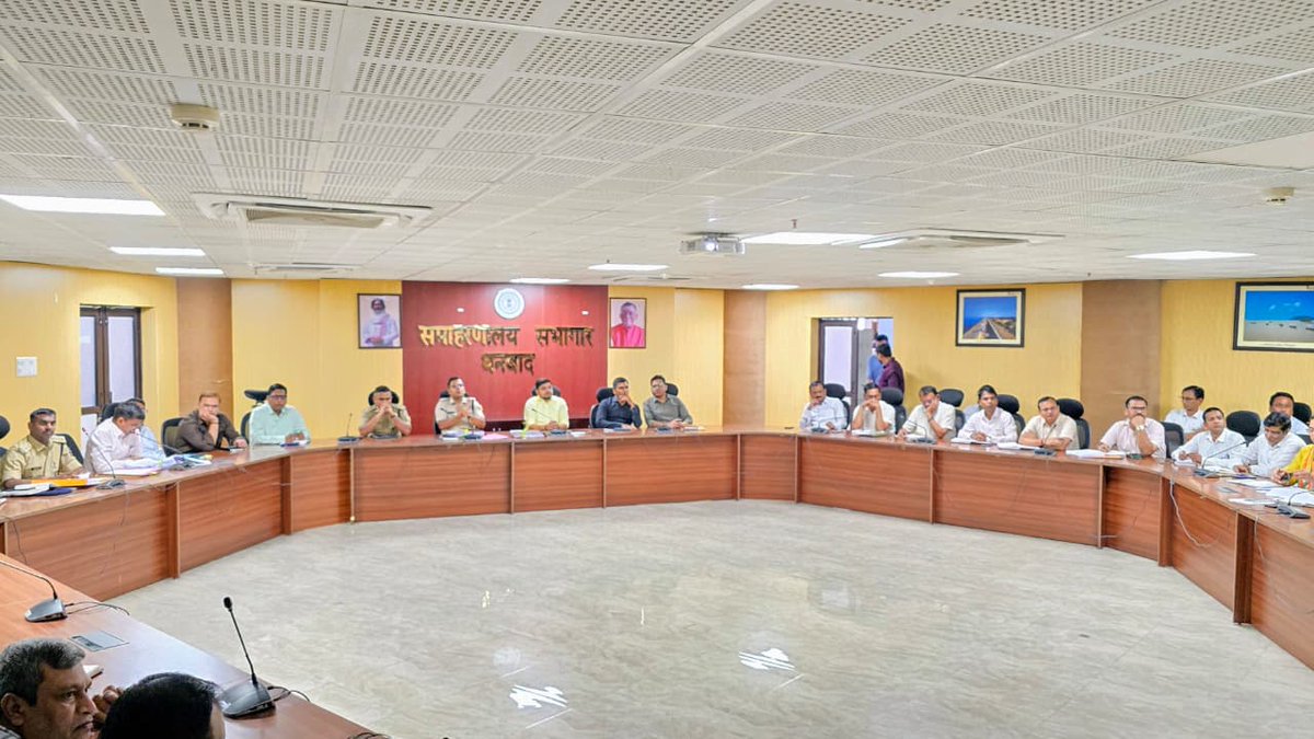 dc_dhanbad's tweet photo. शुक्रवार को समाहरणालय में आयोजित जिला #सड़क_सुरक्षा_समिति की बैठक  में राष्ट्रीय राजमार्ग को दुर्घटनामुक्त बनाने के लिए हाईवे टास्क फोर्स के गठन का निर्णय लिया गया, जो हरिहरपुर से मैथन तक एनएच की निगरानी करेगी।

बैठक में "नो हेलमेट, नो पेट्रोल" नियम का उल्लंघन करने वाले 11 पेट्रोल पंपों को नोटिस जारी करने तथा एनएच पर स्थित पेट्रोल पंप, होटल, क्लिनिक एवं बड़े प्रतिष्ठानों में फर्स्ट एड कॉर्नर विकसित करने का निर्णय लिया गया।

 सड़क सुरक्षा को सुदृढ़ करने के लिए ब्लैक स्पॉट सुधार, रिफ्लेक्टिव बोर्ड लगाने, अवैध कट बंद कराने, अतिक्रमण हटाने एवं सड़कों पर खड़े लावारिस वाहनों पर कार्रवाई के निर्देश दिए।

बैठक में सड़क दुर्घटनाओं के कारणों की समीक्षा कर ओवर स्पीड, ओवरलोडिंग और यातायात नियमों के उल्लंघन पर सख्त कार्रवाई करने तथा जागरूकता अभियान को और प्रभावी बनाने पर जोर दिया गया।
#DistrictAdministration 
#RoadSafety 
@prdjharkhand 
@JharkhandCMO
